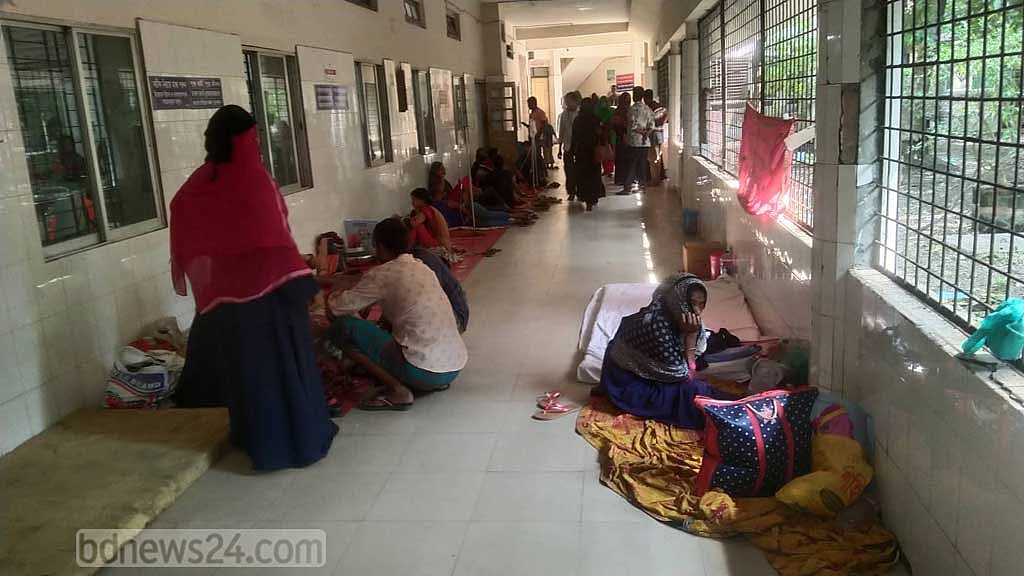 ভোলায় ডায়রিয়া-নিউমোনিয়ার প্রাদুর্ভাব, হাসপাতালের বারান্দায় চিকিৎসা