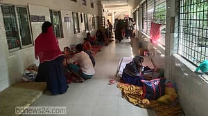 ভোলায় ডায়রিয়া-নিউমোনিয়ার প্রাদুর্ভাব, হাসপাতালের বারান্দায় চিকিৎসা