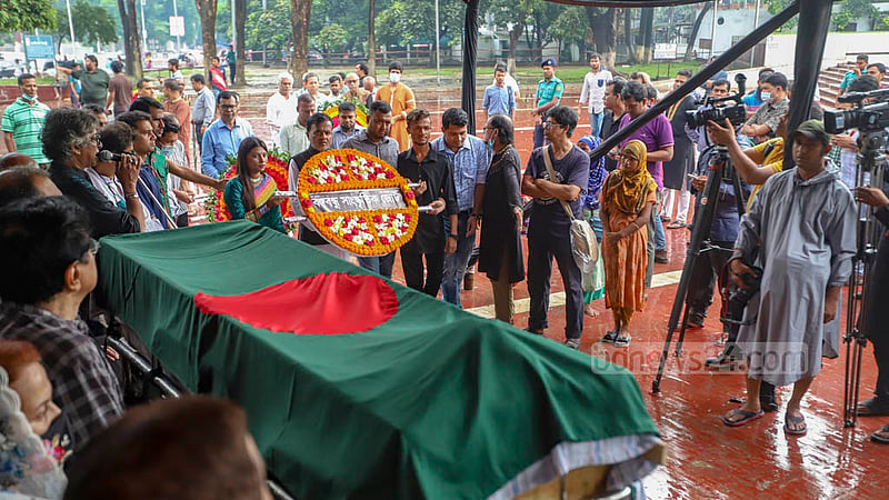 ঢাকার কেন্দ্রীয় শহীদ মিনারে সোমবার সাংবাদিক তোয়াব খানের কফিনে ফুল দিয়ে শ্রদ্ধা জানায় বিভিন্ন রাজনৈতিক সংগঠন।