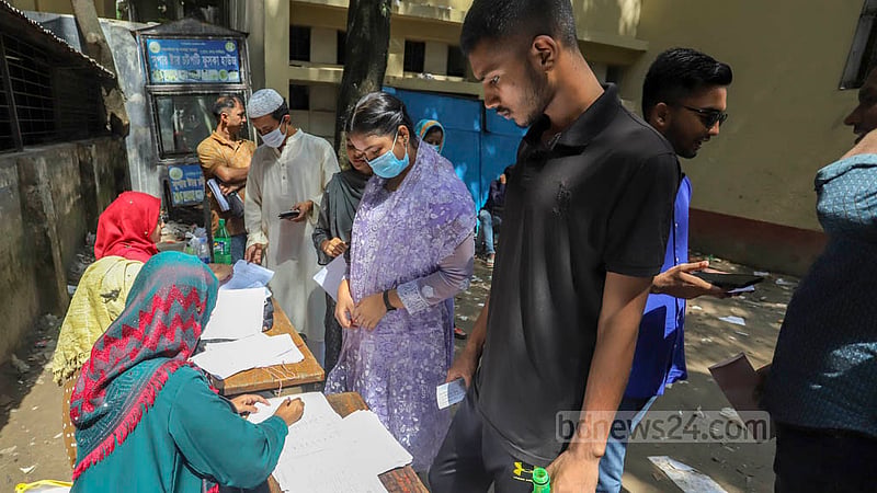 মিরপুর ভাষানটেক সরকারি প্রাথমিক বিদ্যালয়ে শুক্রবারও চলছে ভোটার তালিকা হালনাগাদ কার্যক্রম।