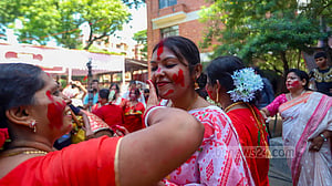আবিরে রাঙা বিজয়া