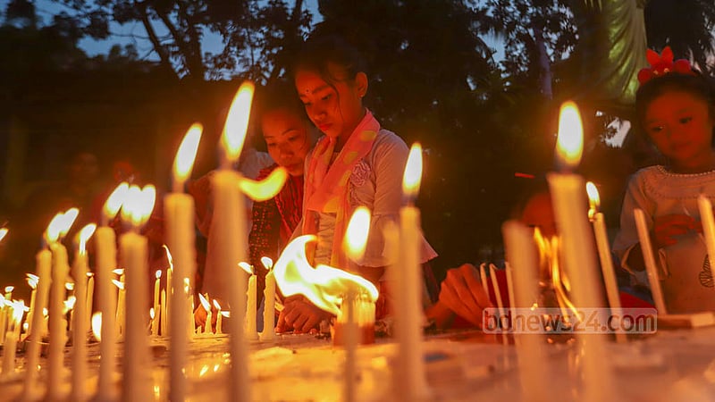 প্রবারণা পূর্ণিমায় রোববার ঢাকার ঢাকার বাসাবো বৌদ্ধ মন্দিরে শিশুরা।