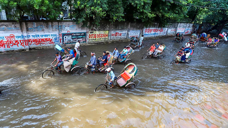 ঘূর্ণিঝড় সিত্রাংয়ের প্রভাবে টানা বৃষ্টিতে তলিয়ে গেছে পুরান ঢাকার বকশীবাজারের মাদ্রাসা শিক্ষা বোর্ডের সামনের সড়কটি।