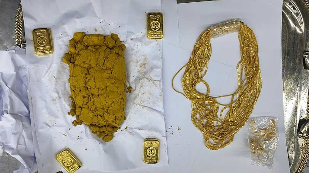 শাহজালালে এবার ধরা পড়ল গলানো সোনা