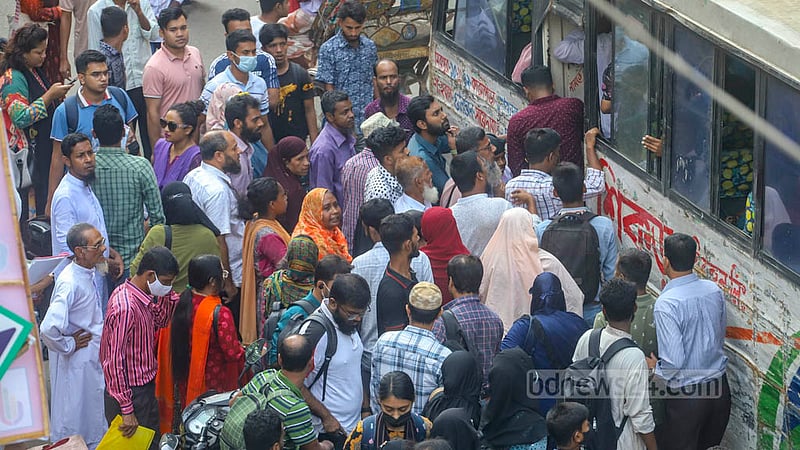 ঢাকার মিরপুর-১০ নম্বরে সোমবার সকালে অপেক্ষায় থাকা মানুষ বাস থামতেই ওঠার জন্য হুড়োহুড়ি শুরু করেন।