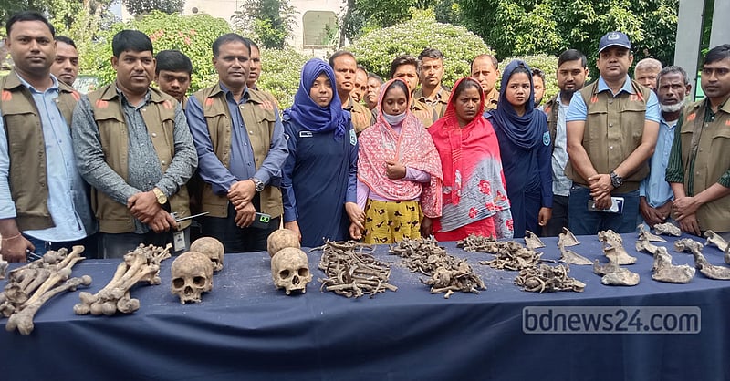 পঞ্চগড়ের দেবীগঞ্জে চার ব্যক্তির মাথার খুলিসহ বিভিন্ন অঙ্গ-প্রতঙ্গের হাড়গোড় উদ্ধার করেছে পুলিশ। দেবীগঞ্জের দেবিডুবা ইউনিয়নের লক্ষ্মীরহাট ভূল্লিপাড়া এলাকায় রিয়াজুল ইসলাম বদলীর বাড়ি থেকে বুধবার রাতে এসব হাড়গোড় উদ্ধার করে পুলিশ।