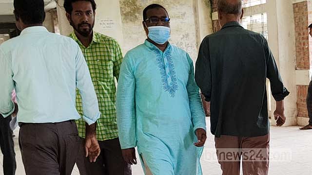 সেবা গ্রহীতাদের হয়রানি: কাঠগড়ায় নিঃশর্ত ক্ষমা চাইলেন পাসপোর্ট কর্মকর্তা