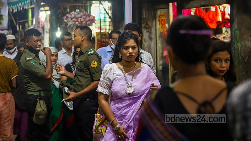 দুর্গোৎসব মানেই নতুন পোশাক পরে মণ্ডপে মণ্ডপে গিয়ে দেবীর দর্শন। ঢাকার শাঁখারীবাজারে পা বাড়ালেই চোখে পড়ে মণ্ডপের পর মণ্ডপ।