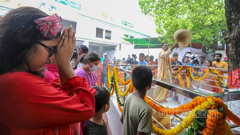 মহাষষ্ঠী তিথিতে শনিবার ঢাকেশ্বরী জাতীয় মন্দিরের বেলতলায় ত্রিনয়নী দেবীর আরাধনায় সনাতন ধর্মাবলম্বীরা।