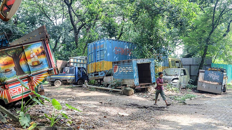 সোহরাওয়ার্দী উদ্যানের একাংশ দখল করে জব্দকৃত গাড়ি রাখা স্থানটিতে নিরাপত্তা বেষ্টনী না থাকায় চুরি হচ্ছে গাড়ির যন্ত্রাংশ।