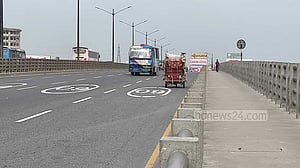 তবুও মহাসড়কে অপ্রতিরোধ্য তিন চাকার যান