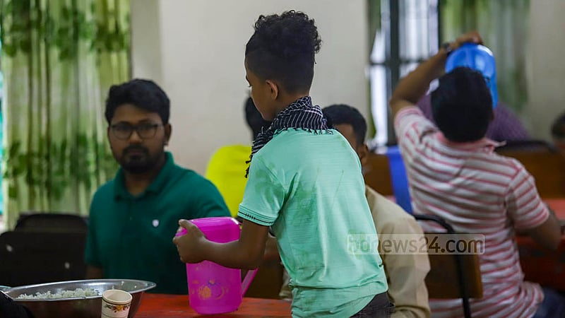 ঢাকা বিশ্ববিদ্যালয়ের আবাসিক হলের ক্যান্টিনগুলোতে সহকারী হিসেবে কাজ করছে শিশুরা, যাদের অনেকের বয়স ১৪ বছরের নিচে।