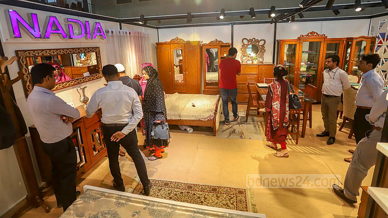 ইন্টারন্যাশনাল কনভেনশন সিটি বসুন্ধরায় ফার্নিচার মেলার একটি স্টল ঘুরে দেখছেন দর্শনার্থীরা।