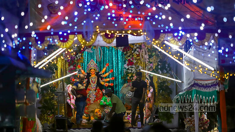পুরান ঢাকার শাঁখারীবাজারে মণ্ডপে মণ্ডপে দেখা গেল আলোর ঝলকানি।