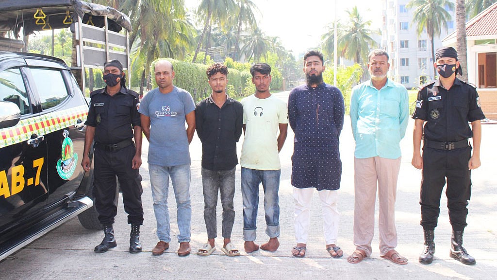 স্পিড বোটে পাচার, এক লাখ ইয়াবাসহ গ্রেপ্তার ৫