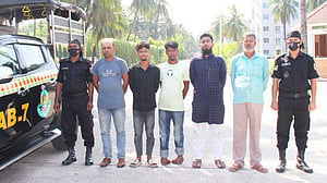 স্পিড বোটে পাচার, এক লাখ ইয়াবাসহ গ্রেপ্তার ৫