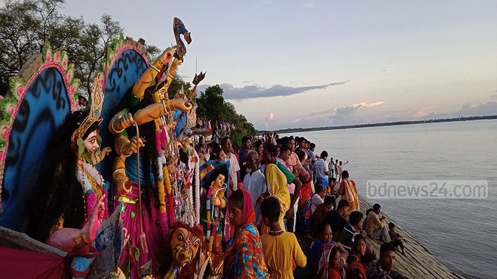 ইছামতির দুই তীরে দুই বাংলার দুর্গা বিসর্জন