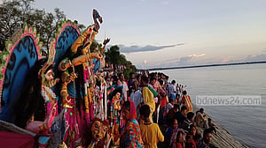 ইছামতির দুই তীরে দুই বাংলার দুর্গা বিসর্জন