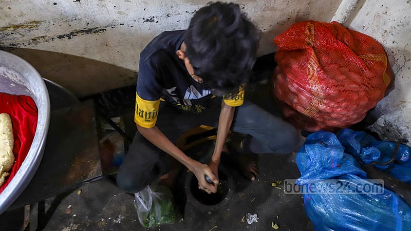 মাসে তিন থেকে পাঁচ হাজার টাকার জন্য ঢাকা বিশ্ববিদ্যালয়ের আবাসিক হলের ক্যান্টিন ও দোকানগুলোতে&amp;nbsp;কাজ করছে এসব শিশু।