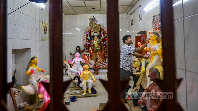 পুরান ঢাকার লক্ষ্মীবাজারের হৃষিকেশ দাস লেনের একটি মণ্ডপে প্রতিমাকে রাঙানো হচ্ছে এখনও। সেখানে প্রতিমা উঠবে সপ্তমী তিথিতে।