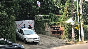 সাকার বাড়ির ‘রাজাকার হিল’ সাইনবোর্ড খুলে নিল কারা