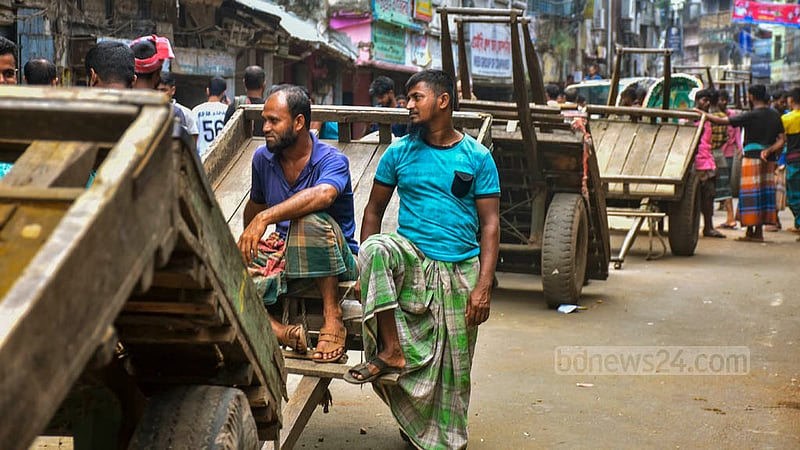 শ্রমিক ছুরিকাহত হওয়ার প্রতিবাদে খাতুনগঞ্জ পাইকারি বাজার এলাকায় মঙ্গলবার কাজ বন্ধ রেখে বসেছিলেন শ্রমিকরা।