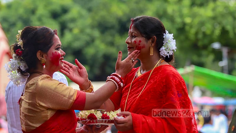 ঢাকেশ্বরী মন্দিরে বুধবার বিজয়া দশমীর দিনে সিঁদুর খেলায় দুই নারী।