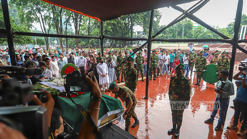 ঢাকার কেন্দ্রীয় শহীদ মিনারে সোমবার রাষ্ট্রপতি মো. আবদুল হামিদের পক্ষ থেকে সাংবাদিক তোয়াব খানের কফিনে ফুল দিয়ে শ্রদ্ধা জানানো হয়।