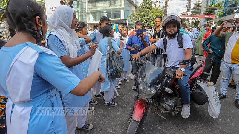 ঢাকার মিরপুর সড়কে ভিকারুননিসা নূন স্কুল ও কলেজের ধানমণ্ডি শাখার শিক্ষার্থী ও অভিভাবকদের বিক্ষোভের সময় সব ধরনের যান আটকে দেয় শিক্ষার্থীরা।