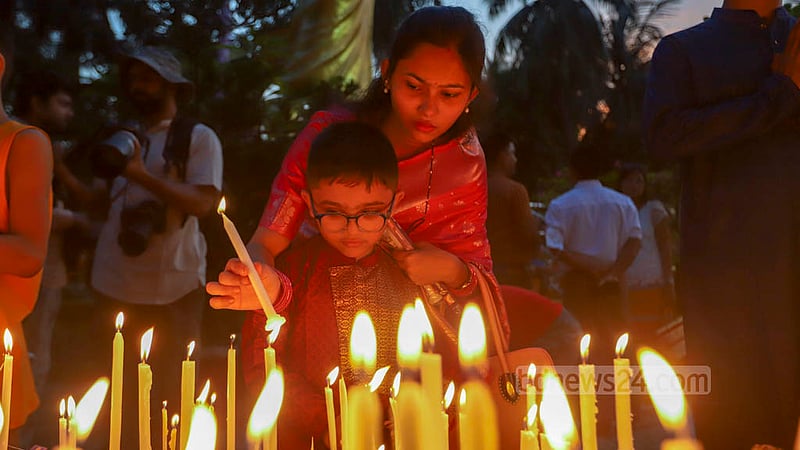 প্রবারণা পূর্ণিমায় রোববার ঢাকার বাসাবো বৌদ্ধ মন্দিরের মোমবাতি প্রজ্বালন করেন পুণ্যার্থীরা।