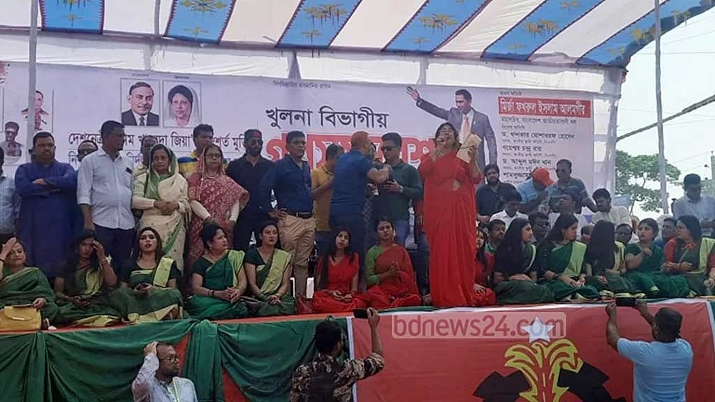 যোগাযোগ বিচ্ছিন্ন খুলনায় হেঁটেই সমাবেশস্থলে বিএনপির নেতা-কর্মীরা
