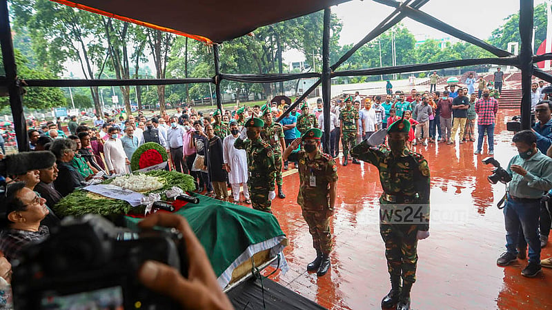 ঢাকার কেন্দ্রীয় শহীদ মিনারে সোমবার প্রধানমন্ত্রী শেখ হাসিনার পক্ষ থেকে সাংবাদিক তোয়াব খানের কফিনে ফুল দিয়ে শ্রদ্ধা জানানো হয়।