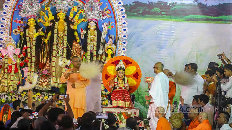 বাঙালি হিন্দুদের সবচেয়ে বড় উৎসব শারদীয় দুর্গোৎসবের মহাঅষ্টমীতে সোমবার রামকৃষ্ণ মিশনে কুমারী পূজা অনুষ্ঠিত হয়।