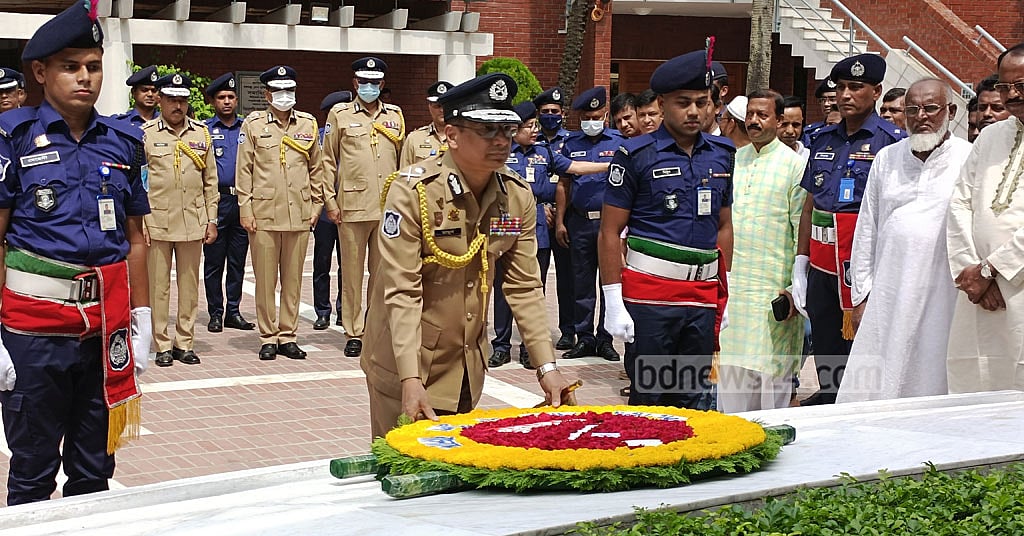 বঙ্গবন্ধুর সমাধিতে নতুন আইজিপির শ্রদ্ধা