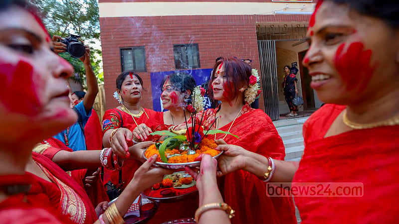 ঢাকেশ্বরী মন্দিরে বুধবার বিজয়া দশমীর দিনে সিঁদুর খেলায় নারীরা ।