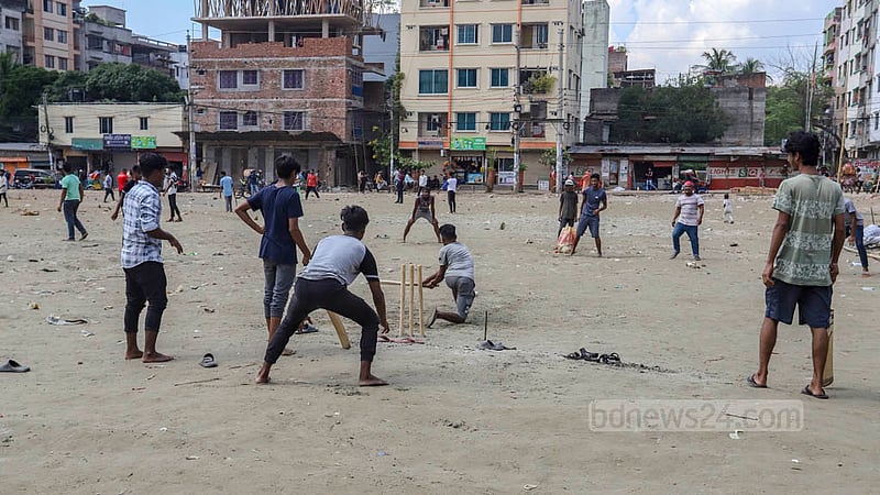 দীর্ঘদিন থেকে খালি পড়ে থাকা মিরপুরের প্যারিস রোড সংলগ্ন জায়গাটি বালু ও মাটি ফেলে ভরাট করার পর ক্রিকেট খেলায় মেতেছে শিশু-কিশোররা।