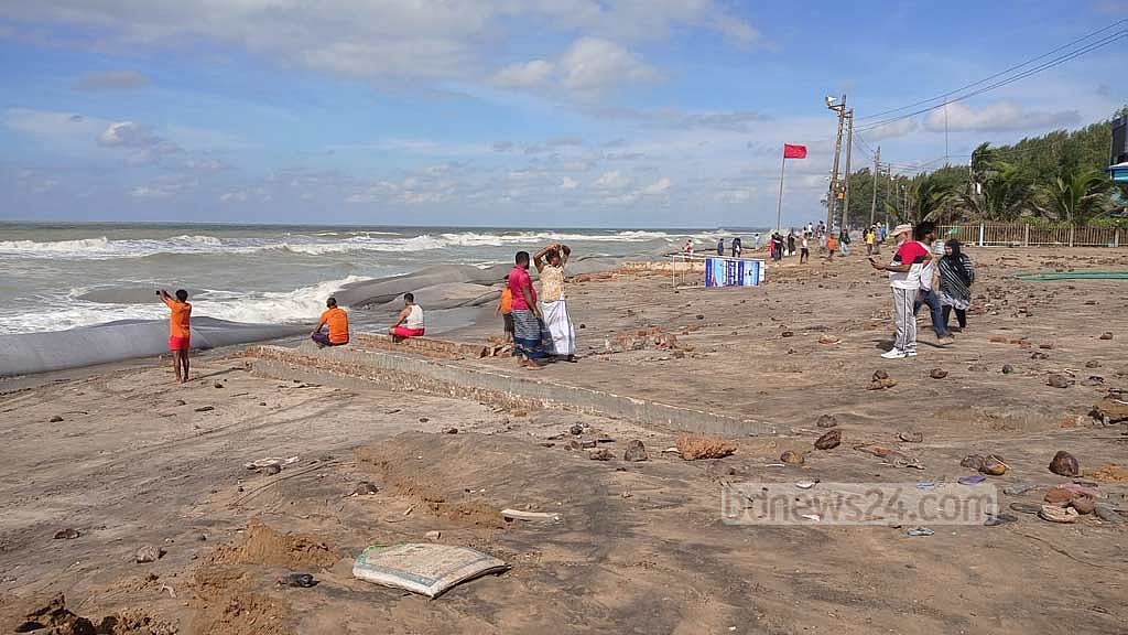 সিত্রাংয়ের তাণ্ডবে লণ্ডভণ্ড কক্সবাজার সৈকত