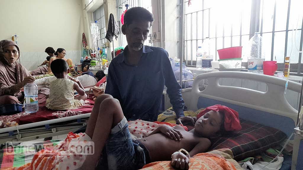 হাসপাতালে ডেঙ্গু রোগীর চাপ, কষ্টে শিশুরা