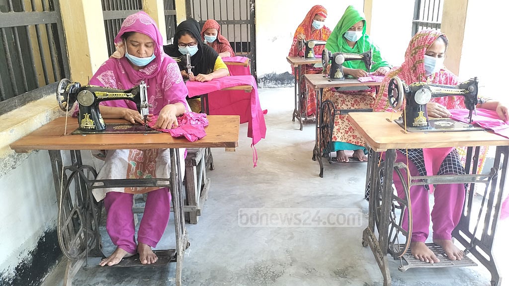 কারাবন্দি নারীদের প্রশিক্ষণ, অপরাধ ভুলে স্বাচ্ছন্দ্যের প্রত্যাশা