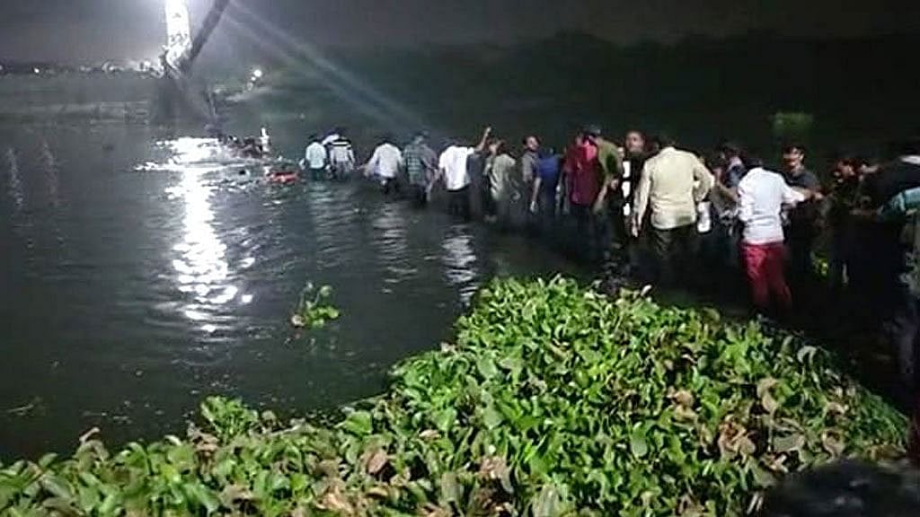 ভারতের গুজরাটে সেতু ভেঙে নিহত ৬৮