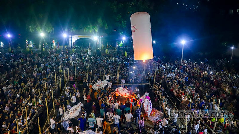 প্রবারণা পূর্ণিমা উপলক্ষে রোববার বাসাবো বৌদ্ধ মন্দিরের ফানুস ওড়ান বৌদ্ধ ধর্মাবলম্বীরা।