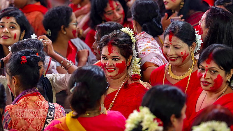 ঢাকেশ্বরী জাতীয় মন্দিরে বুধবার ঢাকের বাদ্য, শঙ্খ আর উলুধ্বনিতে সিঁদুর খেলায় মাতেন নারীরা।