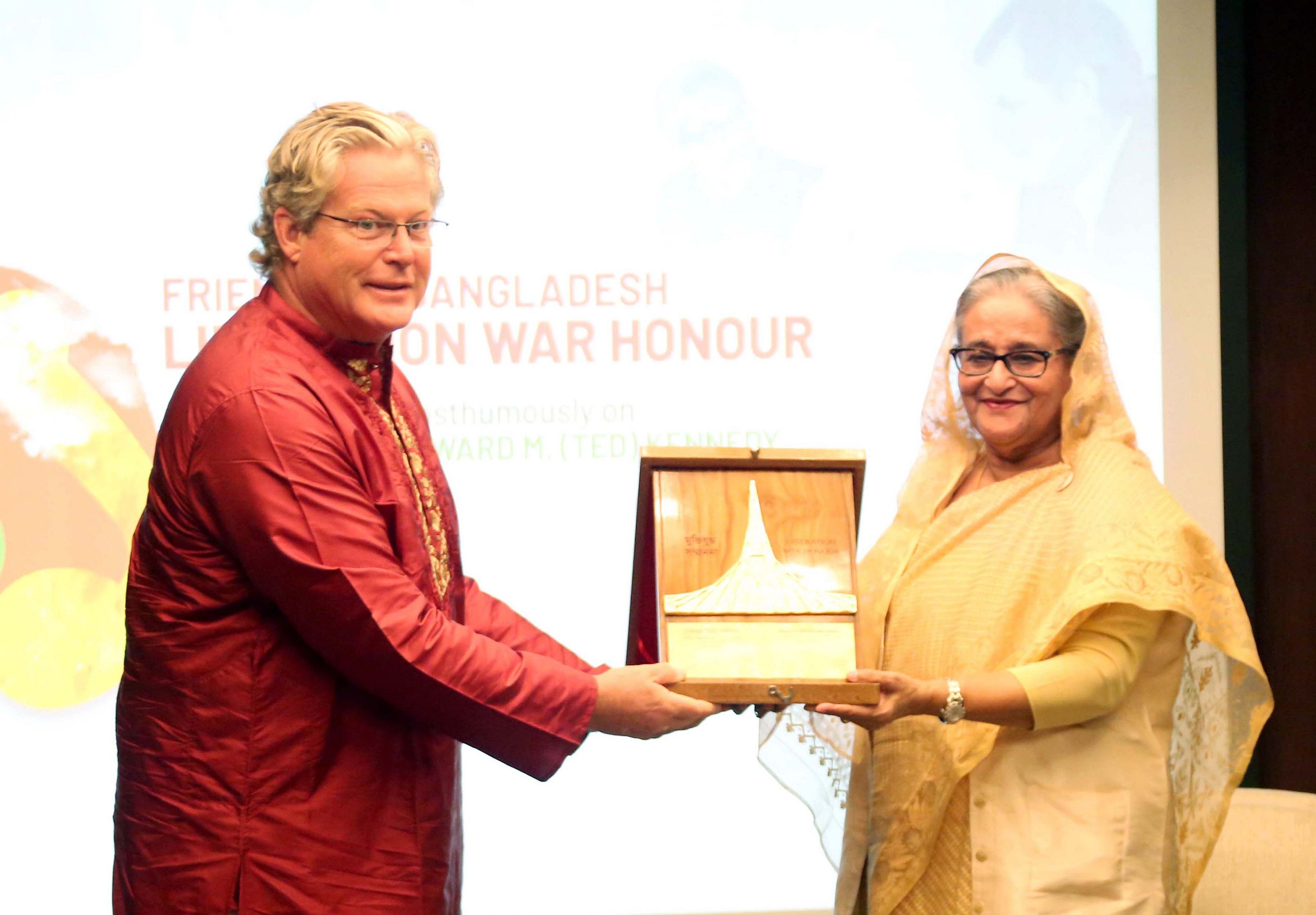 বাবার সম্মাননা স্মারক নিলেন কেনেডি জুনিয়র