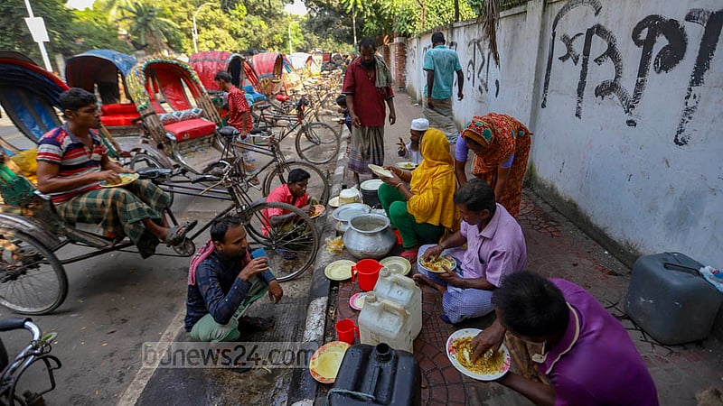 ঢাকা বিশ্ববিদ্যালয়ে এলাকায় ফুটপাতের ওপর নিম্ন আয়ের মানুষেরা ৬০ টাকায় দুপুরের খাবার খান পেট চুক্তিতে।