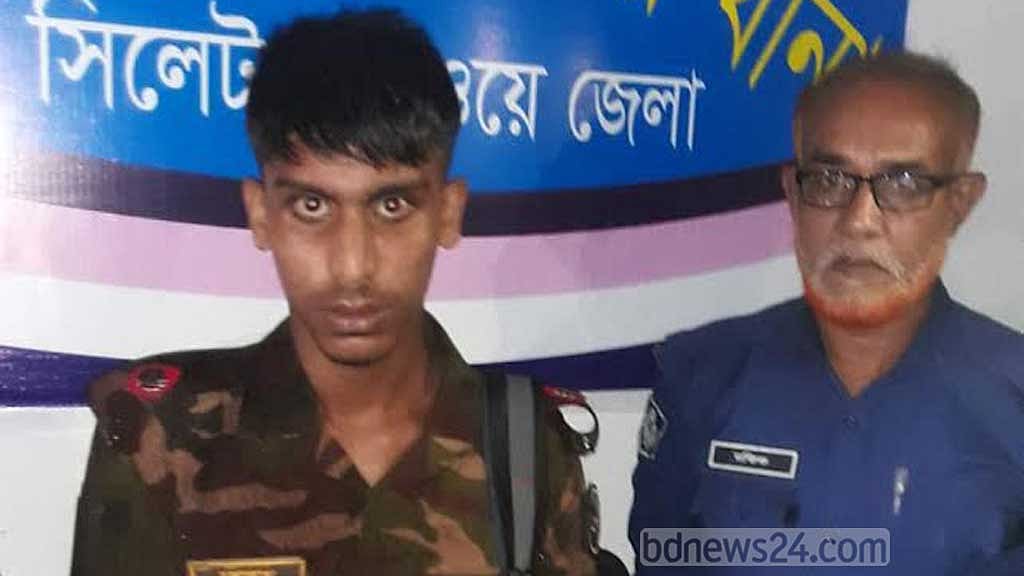 বিনা টিকিটে ট্রেনে চড়ে মেজর পরিচয় দেওয়া তরুণ আটক