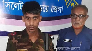 বিনা টিকিটে ট্রেনে চড়ে মেজর পরিচয় দেওয়া তরুণ আটক