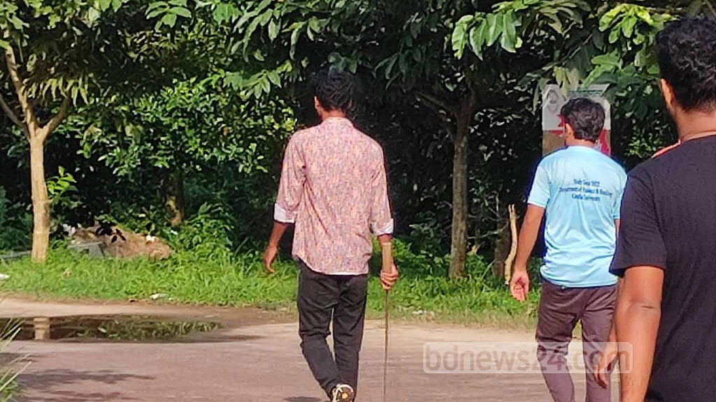 কুমিল্লা বিশ্ববিদ্যালয়ে ছাত্রলীগের কমিটি ‘বিলুপ্তির’ খবরে ক্যাম্পাসে অস্ত্রের মহড়া
