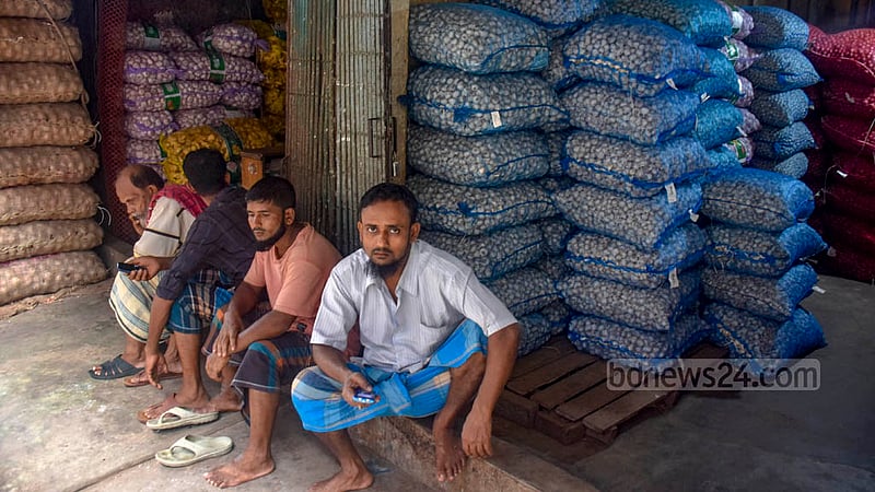 এক শ্রমিক ছুরিকাহত হওয়ার ঘটনার প্রতিবাদে মঙ্গলবার চট্টগ্রামের পাইকারি বাজার খাতুনগঞ্জে মাল উঠানামার কাজ বন্ধ রেখেছিল শ্রমিকরা।