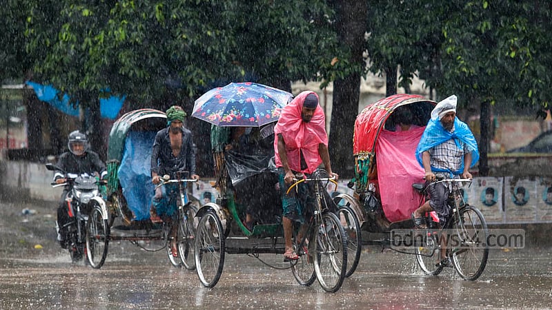 ঘূর্ণিঝড় সিত্রাংয়ের প্রভাবে ঢাকায় বৃষ্টি হচ্ছে সোমবার সকাল থেকেই। সেই বৃষ্টির মধ্যে মাথা পলিথিনে মুড়িয়ে বেরিয়েছেন এই রিকশাচালক, তার যাত্রীরা ছাতা তুলেছেন মাথায়।