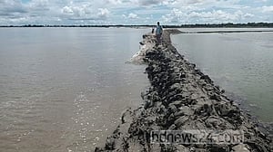 সিত্রাংয়ের ছোবলে সাতক্ষীরার জীর্ণ বেড়িবাঁধ আরও নাজুক